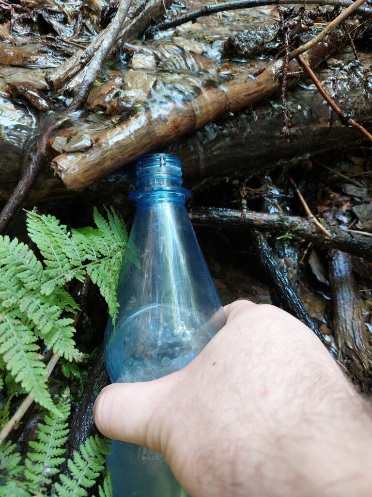 Wasserflasche füllen an der Quelle der Wigge in der Nähe des Böhmenkamp - Viel trinken ist wichtig