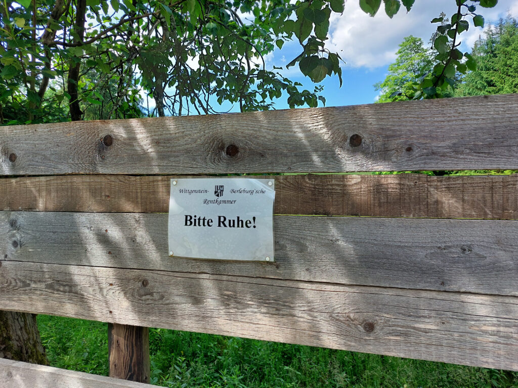 Schild "Bitte Ruhe - Wittgenstein-Berleburg'sche Rentkammer"