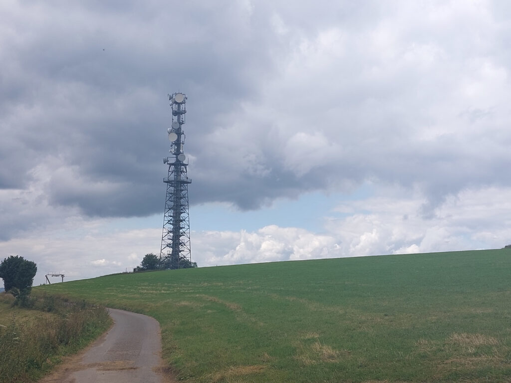 Schombergturm nahe Wildewiese aus der Entfernung