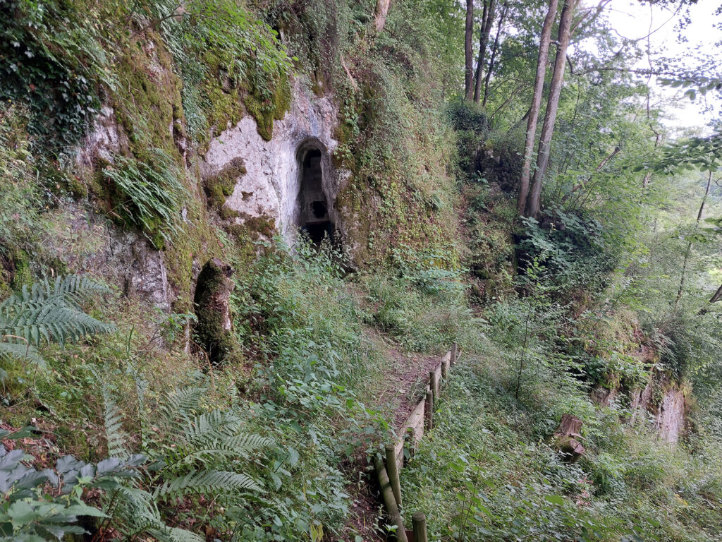 Blick auf den Höhlen-Eingang der Deutmecker Höhle