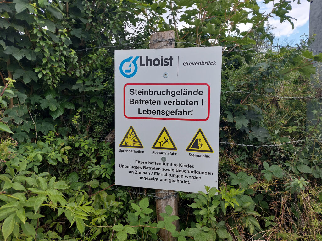 Warnschild am Grevenbrücker Kalksteinbruch