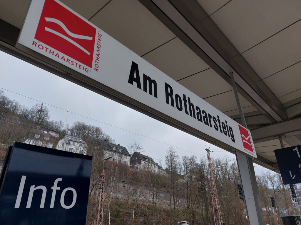 Rothaarsteigschild am Bahnhof in Lennestadt-Altenhundem