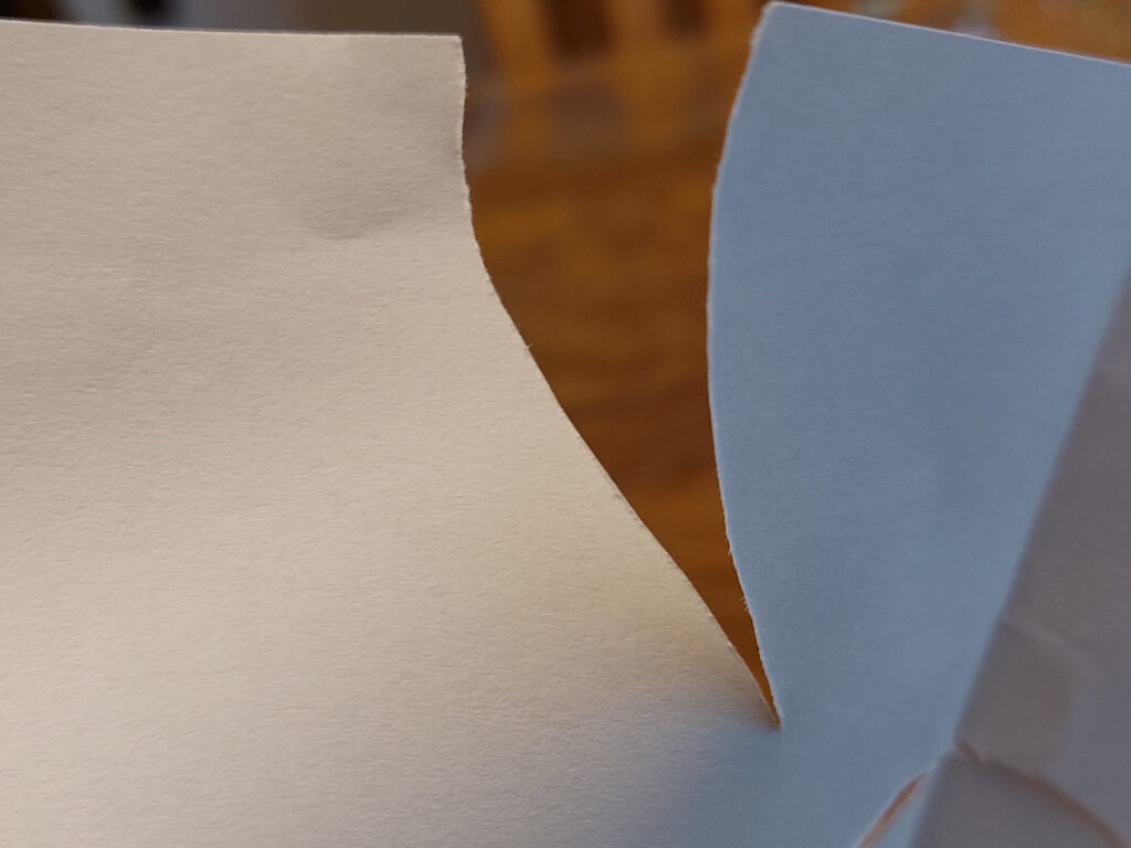 Glatte Schnittkante im Papier nach Schneidetest des Messers.