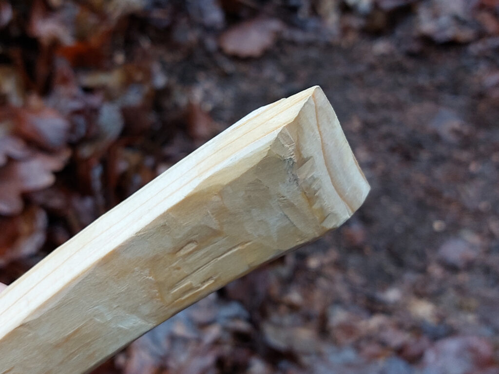 selbstgeschnitzter Pfannenwender aus einem Stück Fichtenholz