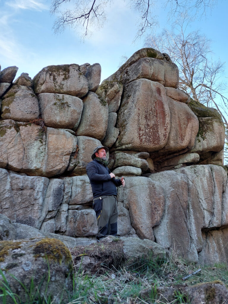Ben Tüxen vor einem Fels mit deutlicher Wollsackverwitterung