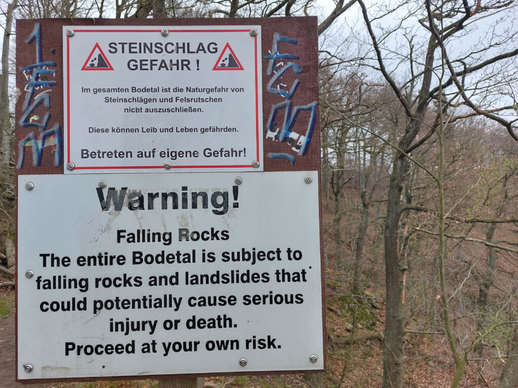 Gefahrenwarnung vor Steinschlag
