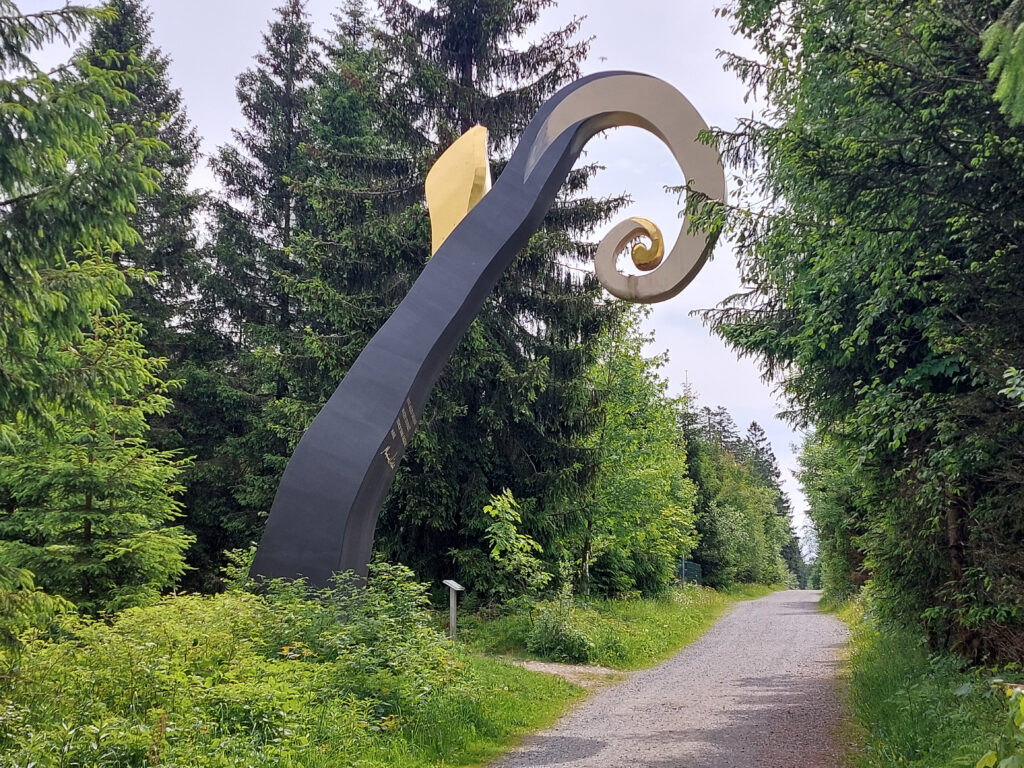 Der Krummstab. Eine Skulptur auf dem Waldskulpturenweg und Rothaarsteig.
