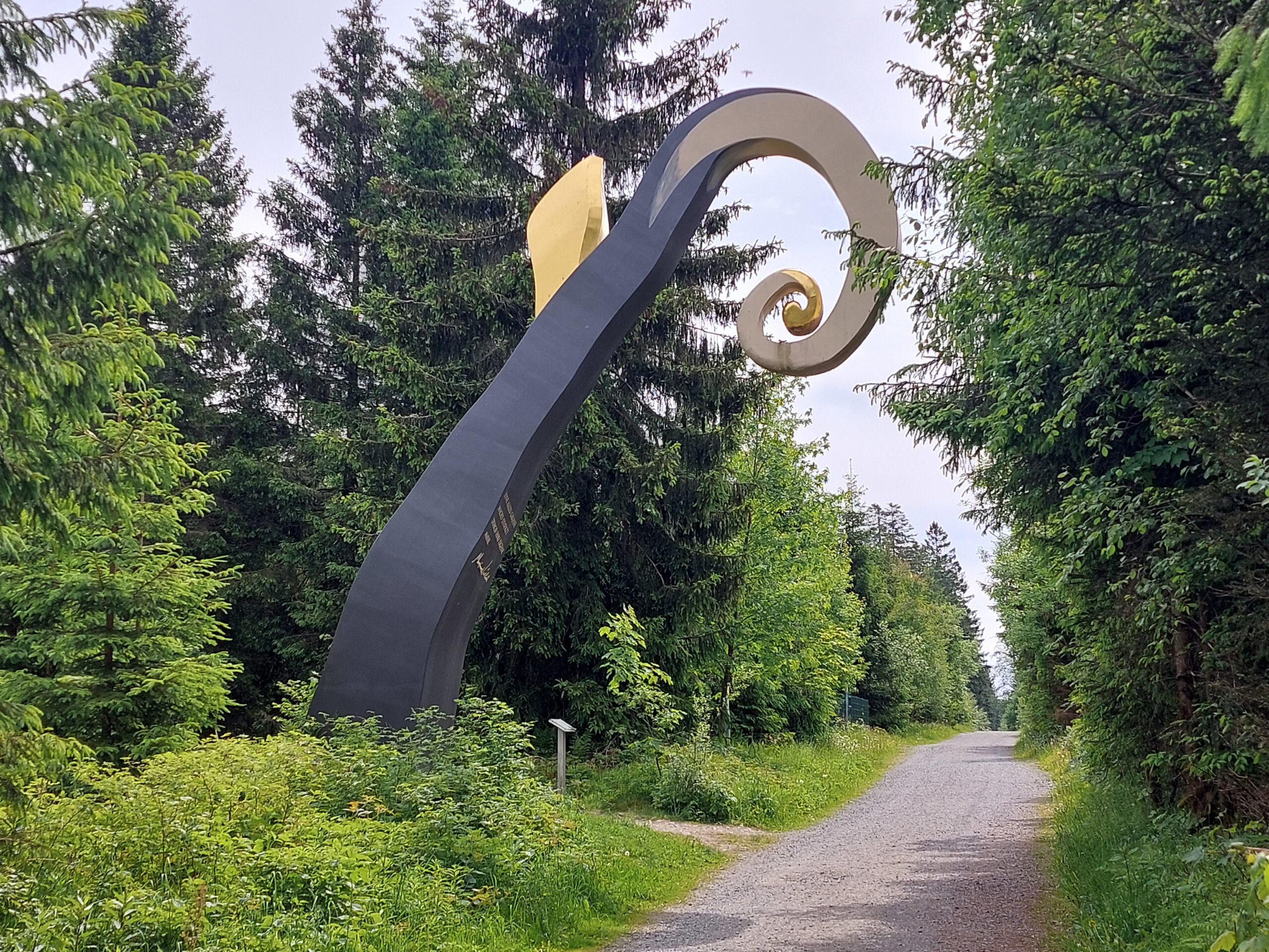 Skulptur "Der Krummstab" auf dem Waldskulpturenweg