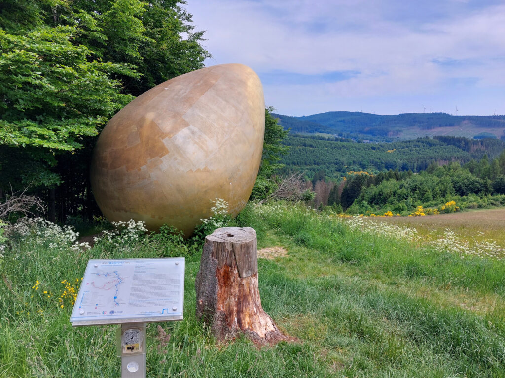 Waldskulpturenweg - Skulptur "Was war zuerst?"