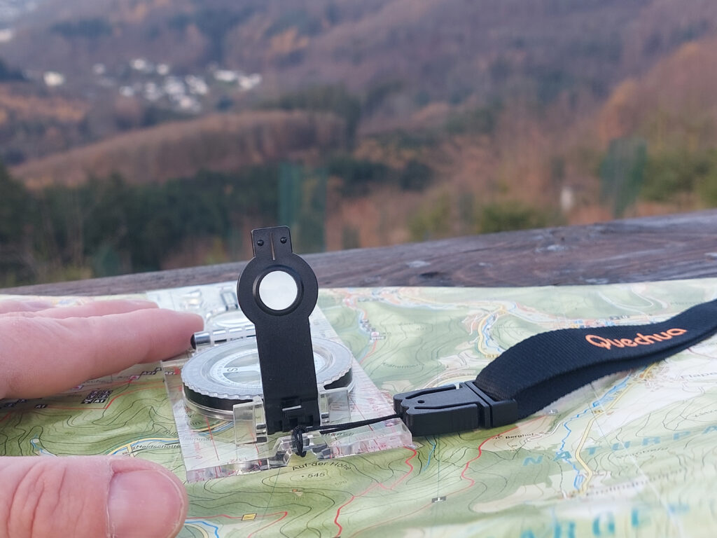 Kompass, Wanderkarte und Ausblick vom Berg