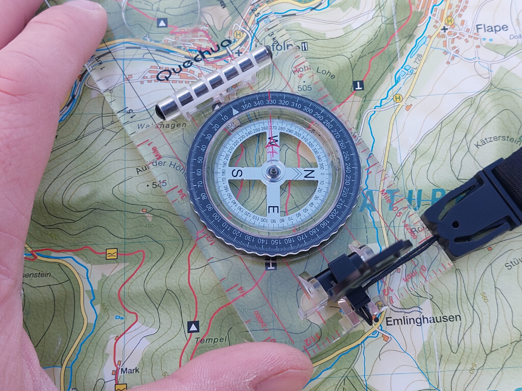 Kompass und Wanderkarte