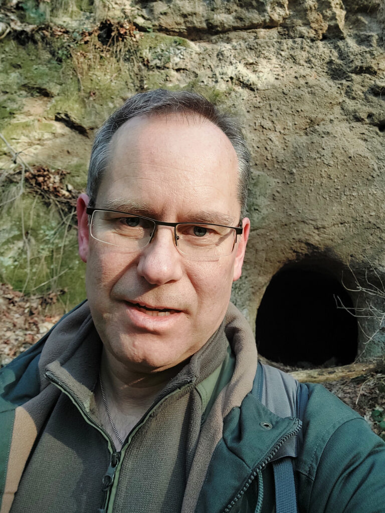 Thomas Vahland vor Trasshöhle