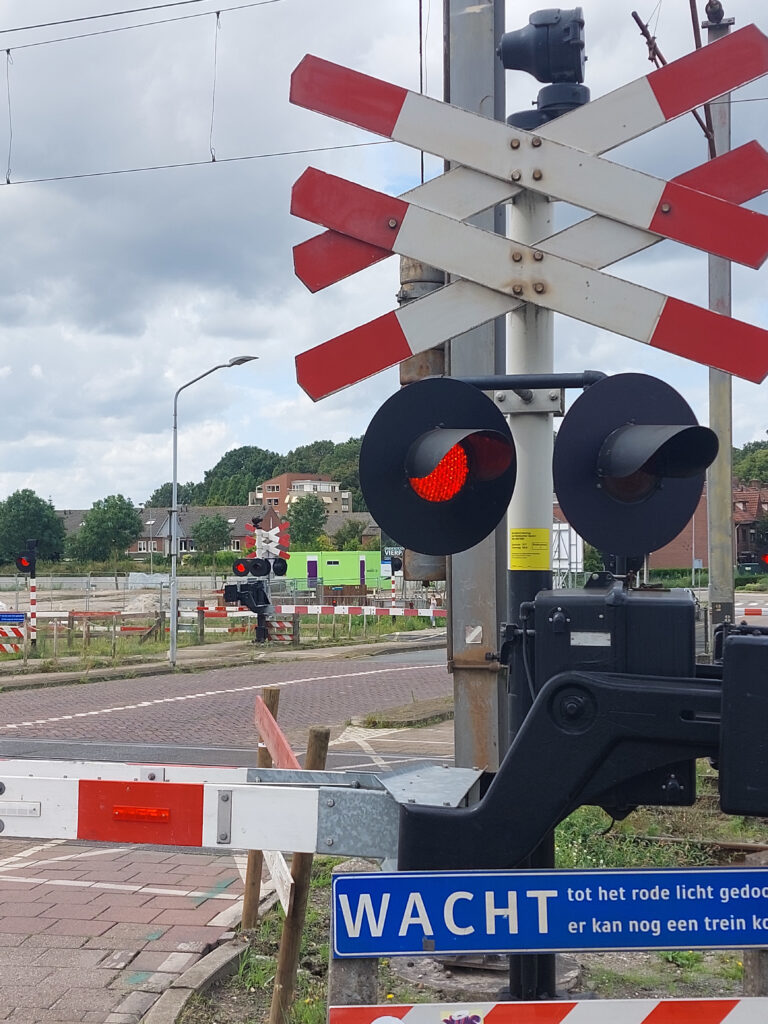 Bahnübergang im niederländischen Venlo. Auch Venlo ist mit dem Deutschlandticket erreichbar.