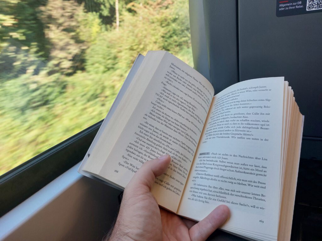 Ein Buch im Zug hilft gegen Langeweile.