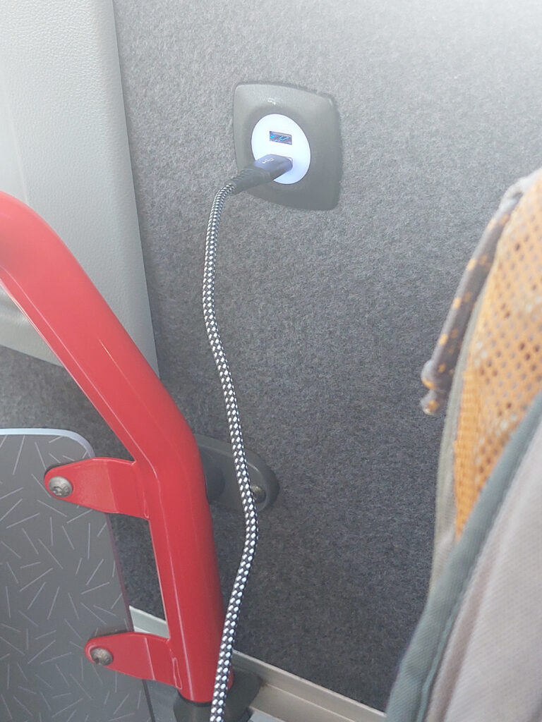 USB-Steckdose in einem Bus von Schmallenberg nach Winterberg