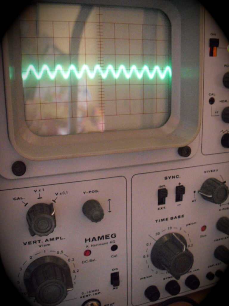 Sinuskurve auf altem Hameg-Oszilloskop. Symbolbild für elektromagnetische Strahlung.