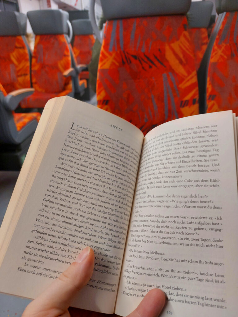 Ein gutes Buch vertreibt die Zeit im Zug.
