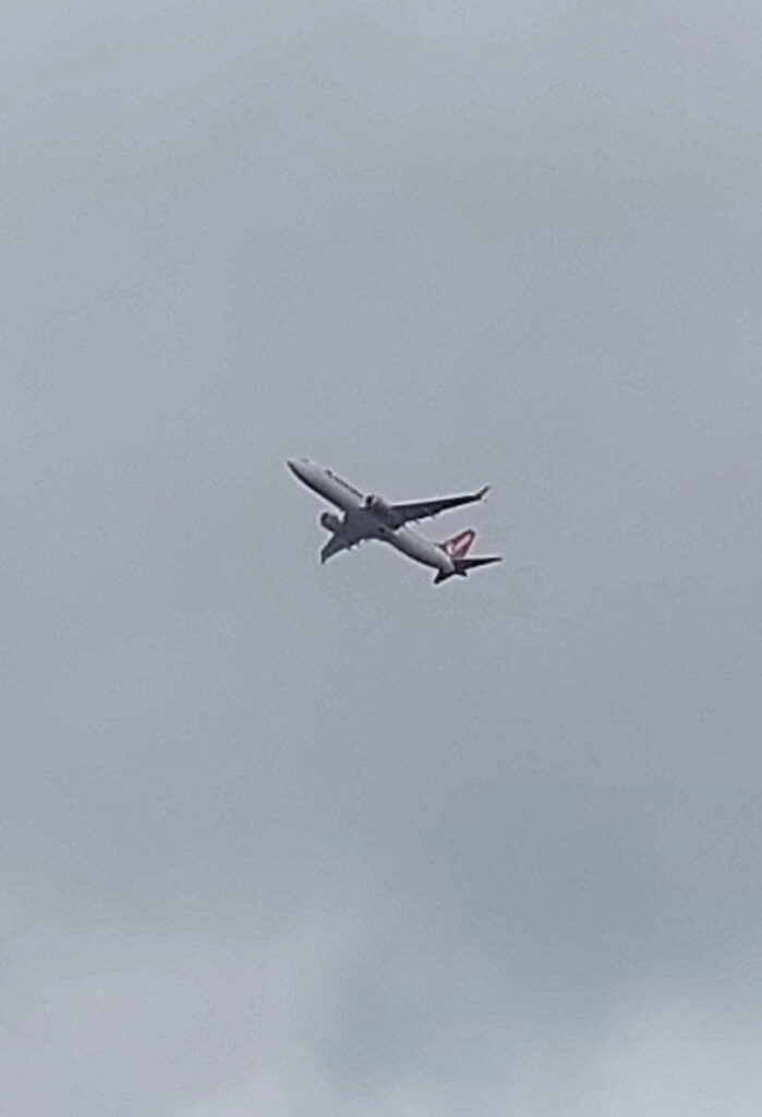 Flugzeug in der Luft in der Nähe des Köln Bonn Airport