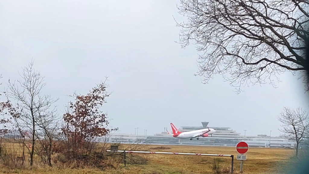 Planespotting - Startendes Flugzeug auf der Interkontinentalbahn des Köln Bonn Airport