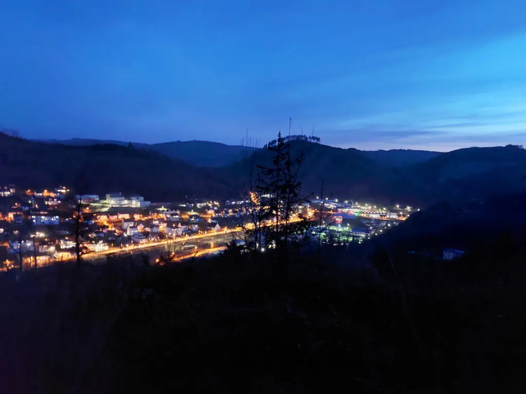 Blick auf das beleuchtete Lennestadt-Altenhundem bei Nacht