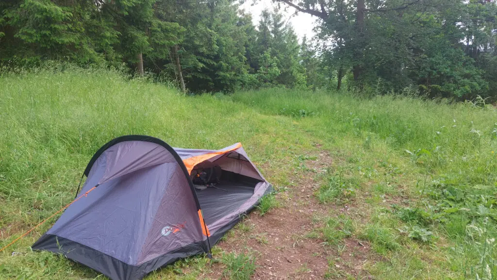 Das Schlafen im Wald ist im Zelt verboten