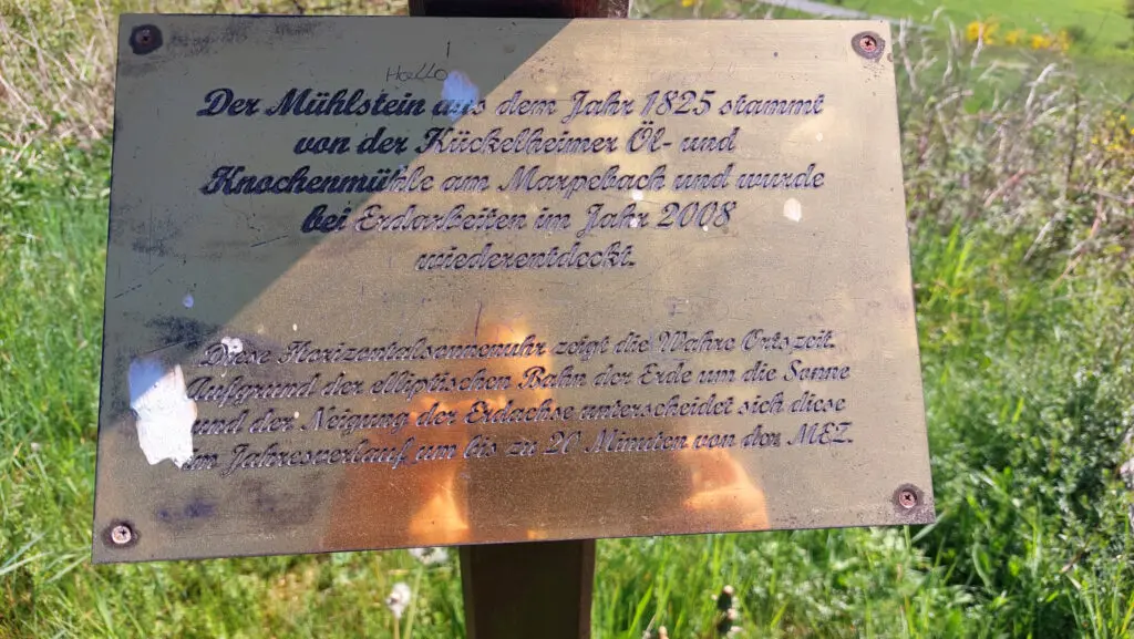 Hinweistafel Mühlstein Sonnenuhr.