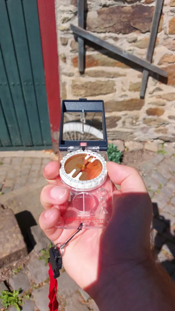 Peilung der Ausrichtung der Sonnenuhr an der Burg Bilstein