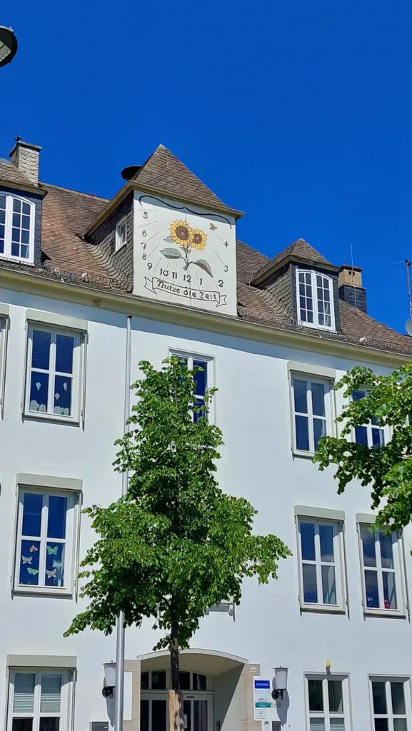 Vertikalsonnenuhr an der Sonnenschule in Attendorn