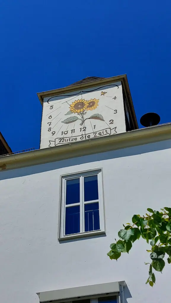 Vertikalsonnenuhr an der Sonnenschule in Attendorn