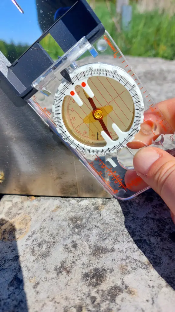 Mit Neigungsmesser wird der Schattenwerfer an der Sonnenuhr in Kückelheim gemessen. Horizontalsonnenuhr