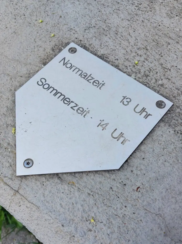 Markierung an der Sonnenuhr auf dem Kanonenplatz am oberen Schloss in Siegen