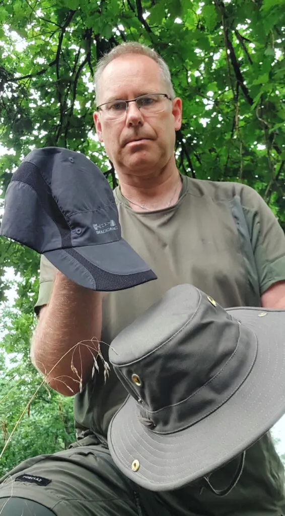 Thomas Vahland mit zwei Möglichkeiten für einen Sonnenschutz auf dem Kopf: Einer Kappe von Solognac und einem Tilley T3 in der Hand