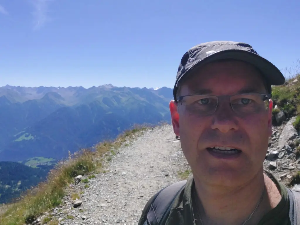 Thomas Vahland mit einer Kappe von Solognac als Sonnenschutz auf einem Berg in Österreich in der Nähe von Serfaus Fiss Ladis