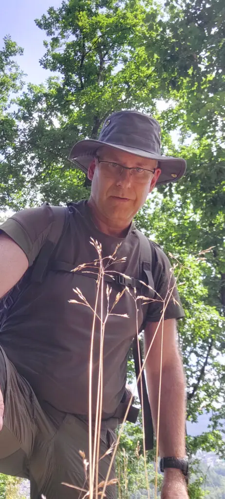 Thomas mit Tilley T3 als Sonnenschutz auf dem Kopf