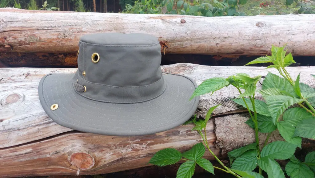 Tilley T3 auf einem Holzpolter