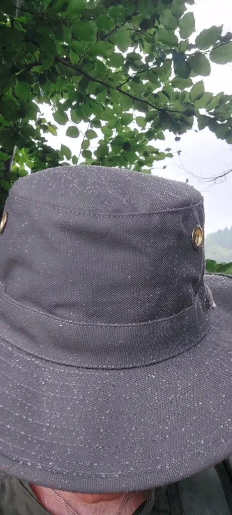 Thomas hat bei Regenwetter einen Tilley T3 auf dem Kopf