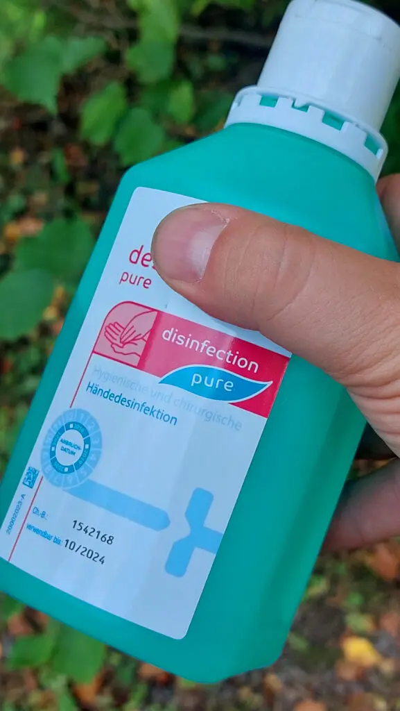 Flasche Desinfektionsmittel mit abgelaufenem Verwendbarkeitsdatum