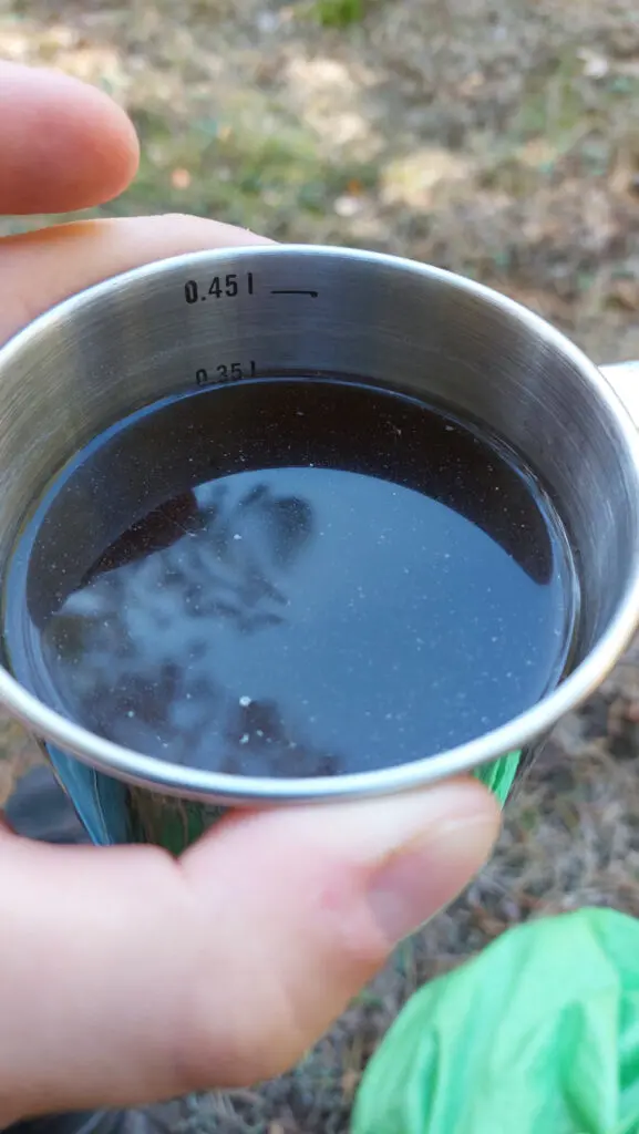in Wasser aufgelöste Brausetablette mit Cola-Geschmack mit zugesetztem Koffein