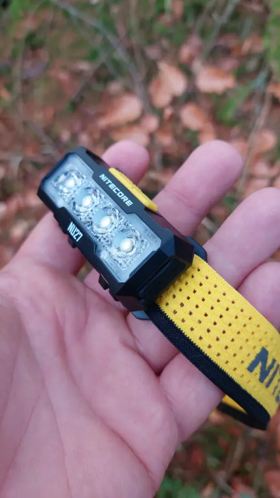 Nitecore Nu27 in der Hand - ausgeschaltet