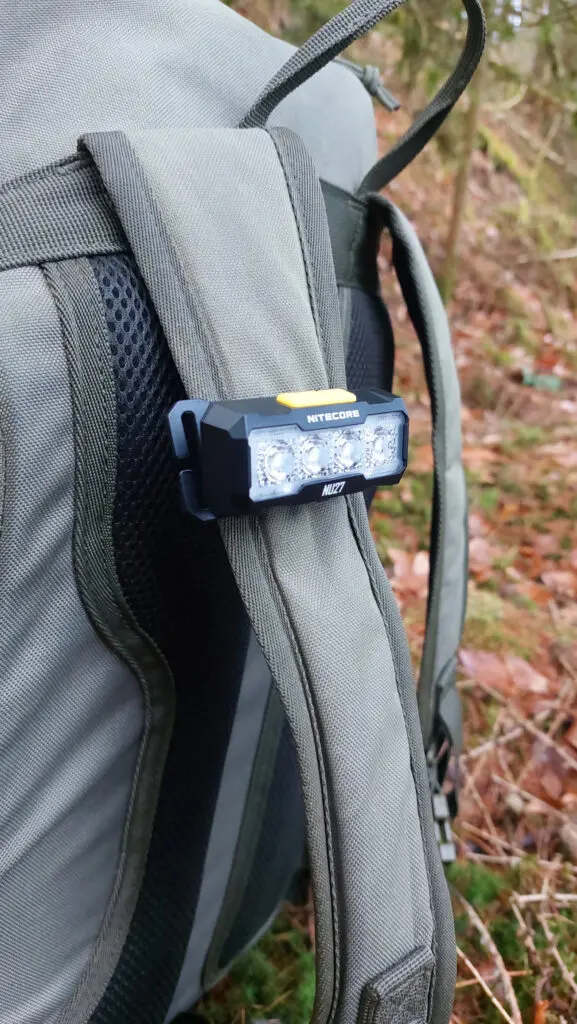 NU27 am Rucksackriemen befestigt