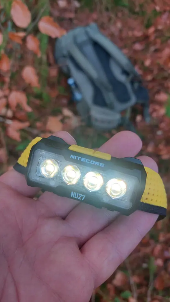 Nitecore NU27 in der Hand - eingeschaltet