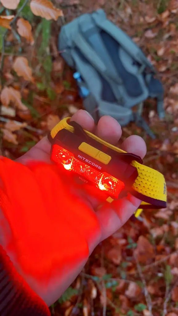 Nitecore NU27 mit eingeschaltetem Rotlicht