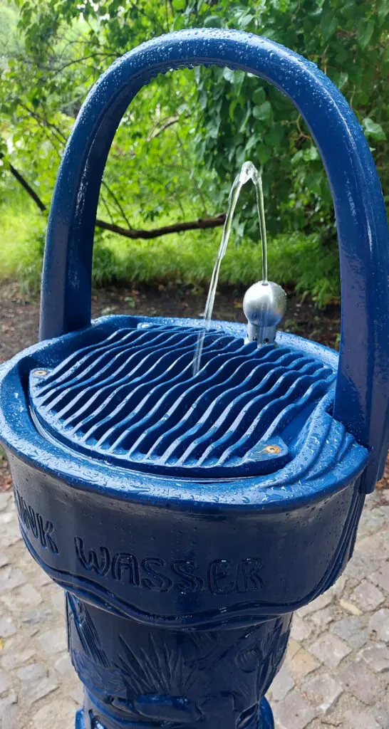 öffentlicher Trinkbrunnen der an das Trinkwassernetz angeschlossen ist