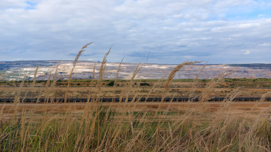 Blick auf den Tagebau Hambach. Du siehst die große Abbaumulde in der der Hambach See entstehen soll von der zukünftigen Uferböschung aus.