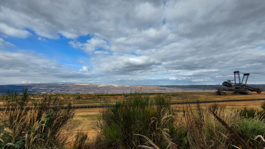 Blick auf den Tagebau Hambach. Du siehst einen Schaufelradbagger und die große Abbaumulde in der der Hambach See entstehen soll.