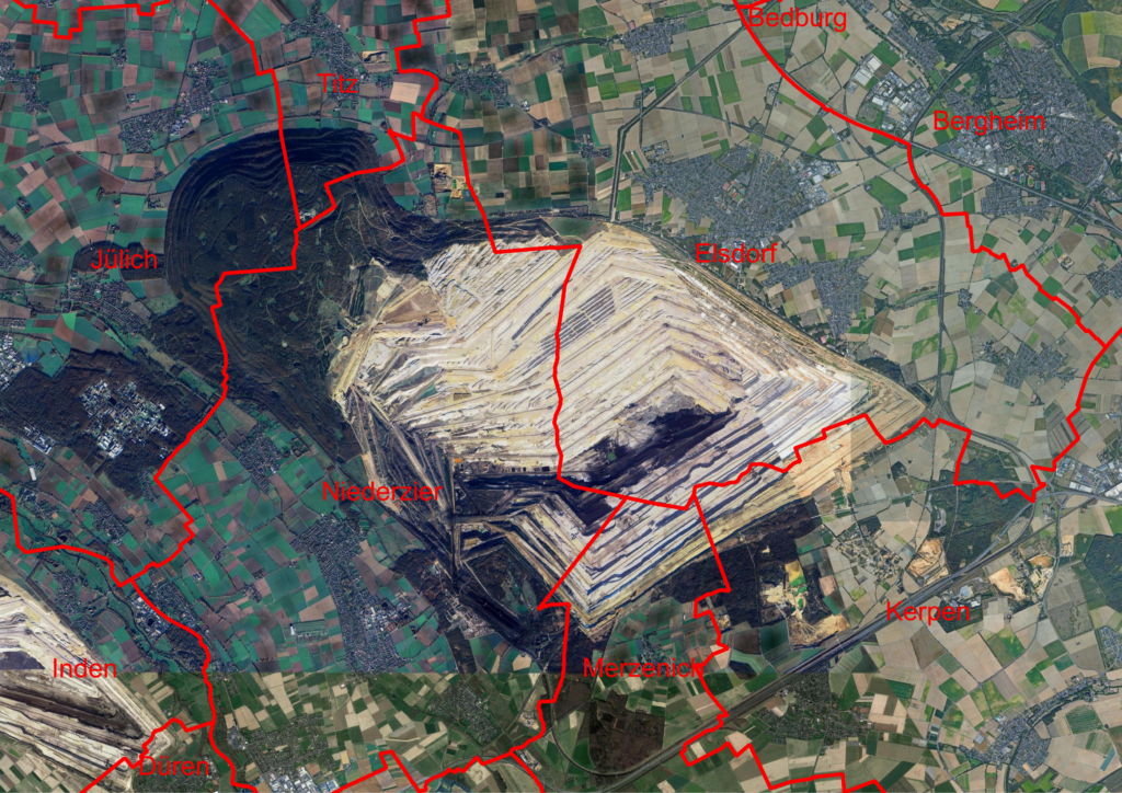 Blick von oben auf den Tagebau Hambach. Du siehst die riesige Abbaumulde in der der Hambach See entstehen soll. Eingezeichnet sind auch die Gemeindegrenzen.