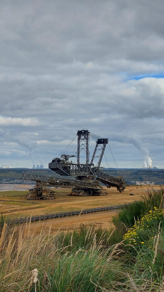 Schaufelradbagger im Tagebau Hambach. Dort soll zukünftig das Ufer des Hambach Sees sein. 