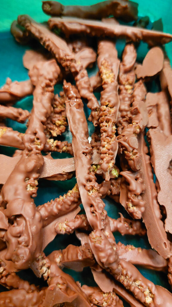 Die fertig abgekühlten Haselkätzchen mit Schokoladenüberzug in einer Lock&Lock-Dose. Sehen nicht nur lecker aus, sind auch lecker!