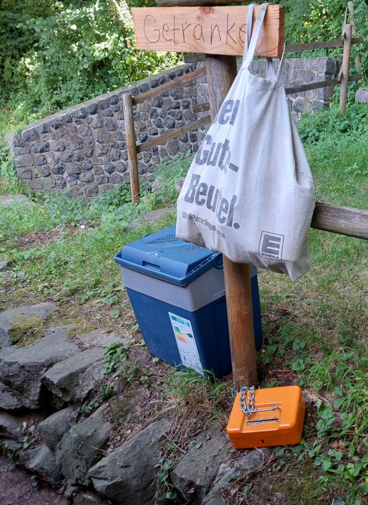 Verkaufsstelle für gekühlte Getränke in Selbstbedienung. Gesehen auf dem Rheinsteig.