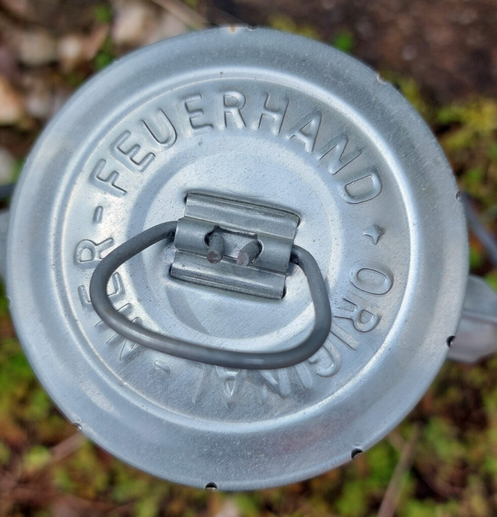 Nahaufnahme Feuerhand Sturmlaterne von oben